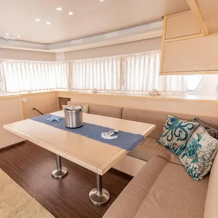 Hotel en barco Catamaranvip 52 Pies Con 2 Pisos Cartagena