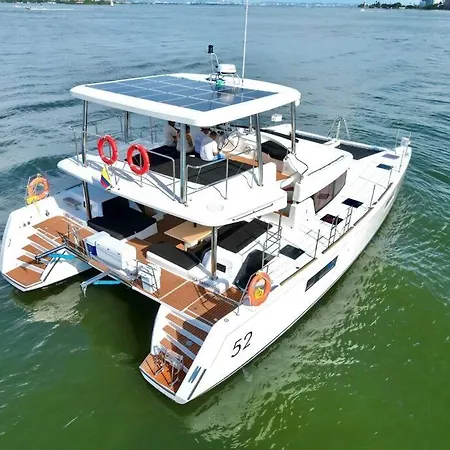 Catamaranvip 52 Pies Con 2 Pisos Hotel en barco