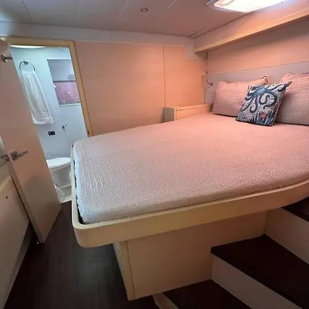 Hotel en barco Catamaranvip 52 Pies Con 2 Pisos