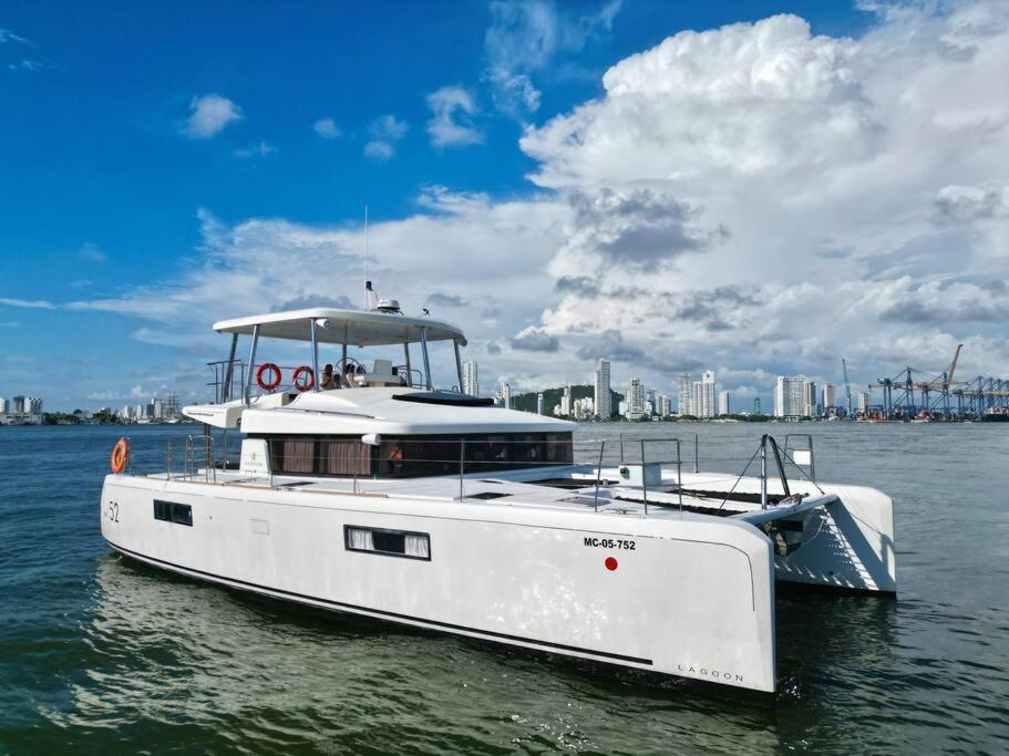 Catamaranvip 52 Pies Con 2 Pisos Hotel en barco