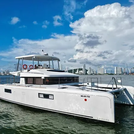 Catamaranvip 52 Pies Con 2 Pisos Botel